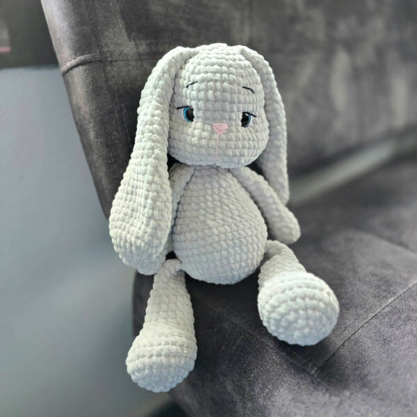 Horgolt világosszürke nyuszi amigurumi