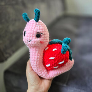 Horgolt csiga eperházzal amigurumi