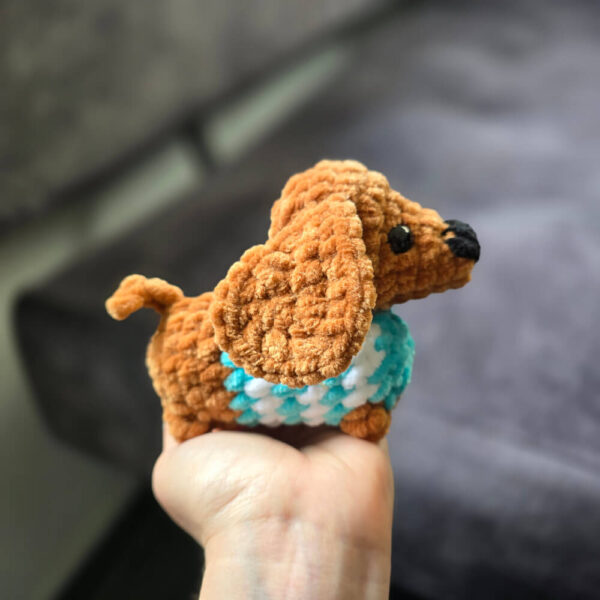 Horgolt mini tacskó türkiz-fehér pólóban amigurumi