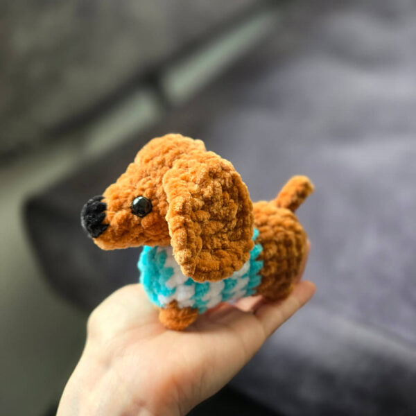 Horgolt mini tacskó türkiz-fehér pólóban amigurumi