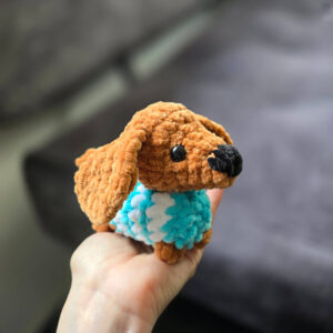 Horgolt mini tacskó türkiz-fehér pólóban amigurumi