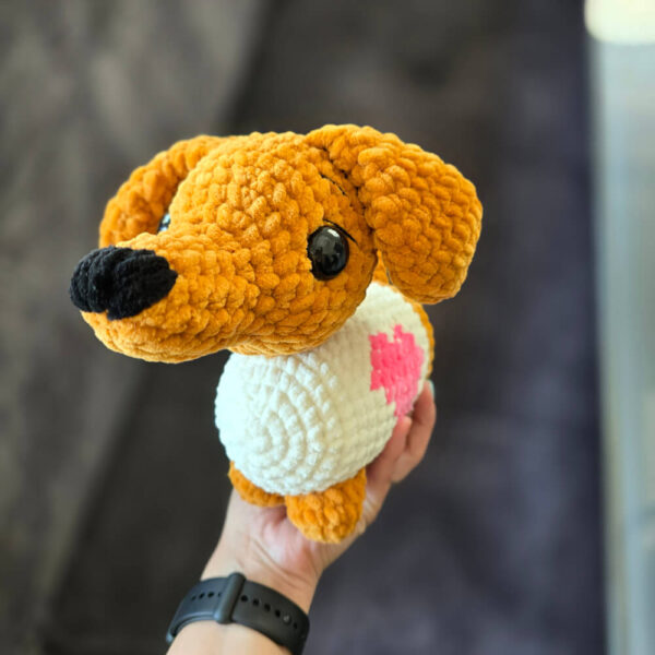 Horgolt tacskó szív mintás pólóban amigurumi