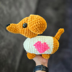 Horgolt tacskó szív mintás pólóban amigurumi