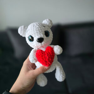 Horgolt jegesmedve szívvel amigurumi