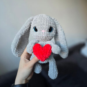 Horgolt lógófülű nyuszi szívvel amigurumi