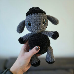 Horgolt bárány amigurumi (fekete-szürke)
