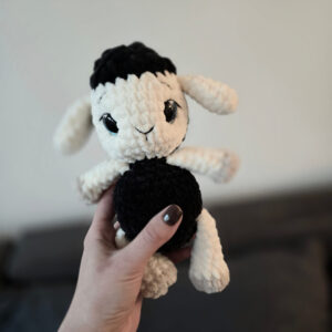 Horgolt bárány amigurumi (fekete-vaj)