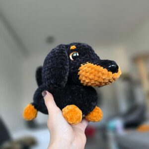 Horgolt tacskó amigurumi (fekete-cser)