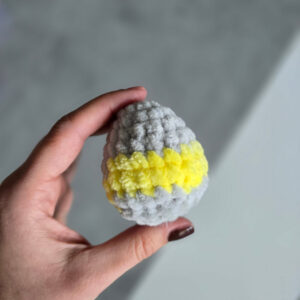 Horgolt húsvéti tojás (szürke-sárga)