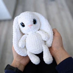 Horgolt lógófülű nyuszi amigurumi (fehér)