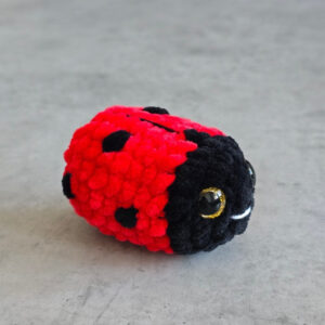 Horgolt mini katica (csillogó sárga szemekkel)