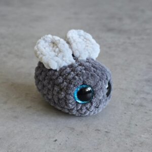 Horgolt mini légy (csillogó kék szemekkel)