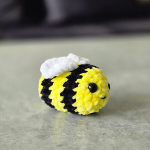 Horgolt mini méhecske amigurumi (fekete szemekkel)