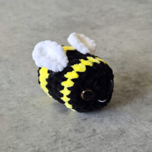 Horgolt mini dongó (csillogó barna szemekkel)