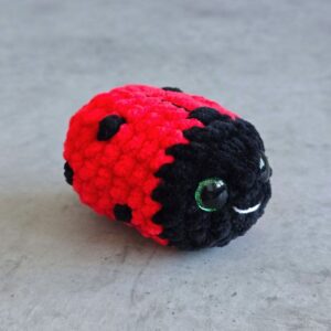 Horgolt mini katica (csillogó zöld szemekkel)