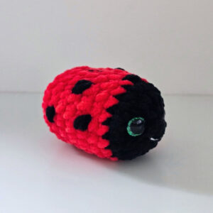 Horgolt mini katica (csillogó zöld szemekkel)