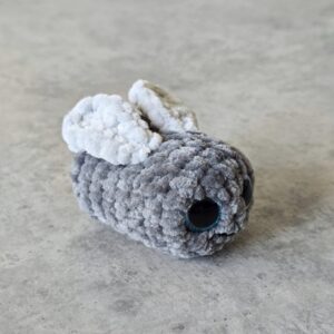 Horgolt mini légy (csillogó kék szemekkel)