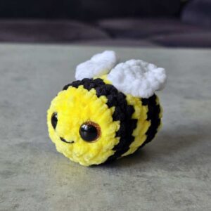 Horgolt mini méhecske (csillogó barna szemekkel)