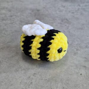 Horgolt mini méhecske (fekete szemekkel)