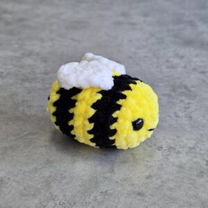 Horgolt mini méhecske (fekete szemekkel)