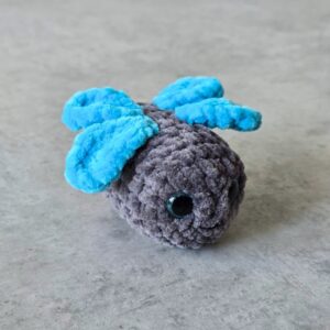 Horgolt mini pillangó (csillogó kék szemekkel)