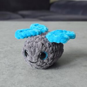 Horgolt mini pillangó (kék, csillogó szemekkel)