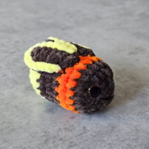 Horgolt mini szentjánosbogár (csillogó barna szemekkel)