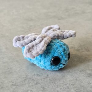 Horgolt mini szitakötő (csillogó kék szemekkel)