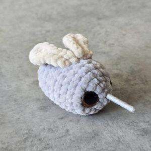 Horgolt mini szúnyog (szürke, csillogó barna szemekkel)