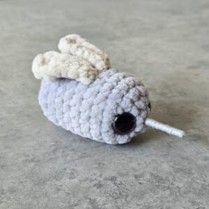 Horgolt mini szúnyog (szürke, csillogó lila szemekkel)