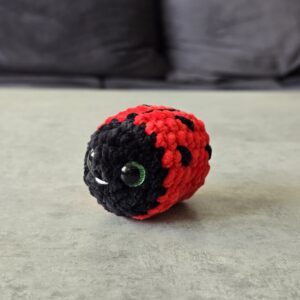 Horgolt mini katica (csillogó zöld szemekkel)