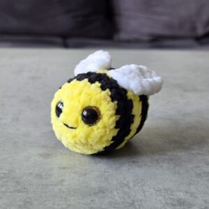 Horgolt mini méhecske (csillogó sárga szemekkel)