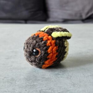 Horgolt mini világító szentjánosbogár (csillogó barna szemekkel)