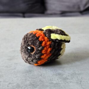 Horgolt mini világító szentjánosbogár (csillogó barna szemekkel)