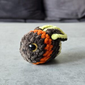 Horgolt mini világító szentjánosbogár (csillogó sárga szemekkel)