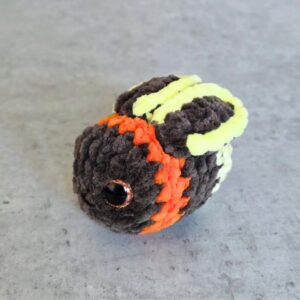 Horgolt mini világító szentjánosbogár (csillogó barna szemekkel)
