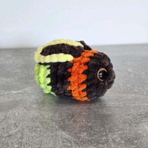 Horgolt mini világító szentjánosbogár (csillogó barna szemekkel)