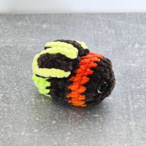Horgolt mini világító szentjánosbogár (csillogó sárga szemekkel)