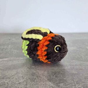 Horgolt mini világító szentjánosbogár (csillogó sárga szemekkel)