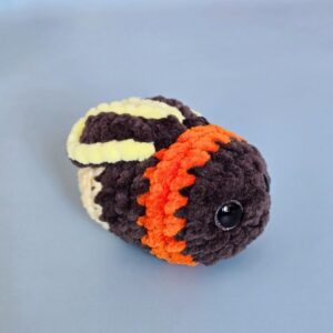 Horgolt mini világító szentjánosbogár (csillogó sötétbarna szemekkel)