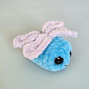 Horgolt mini szitakötő (csillogó kék szemekkel)