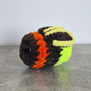 Horgolt mini világító szentjánosbogár (csillogó sötétbarna szemekkel)